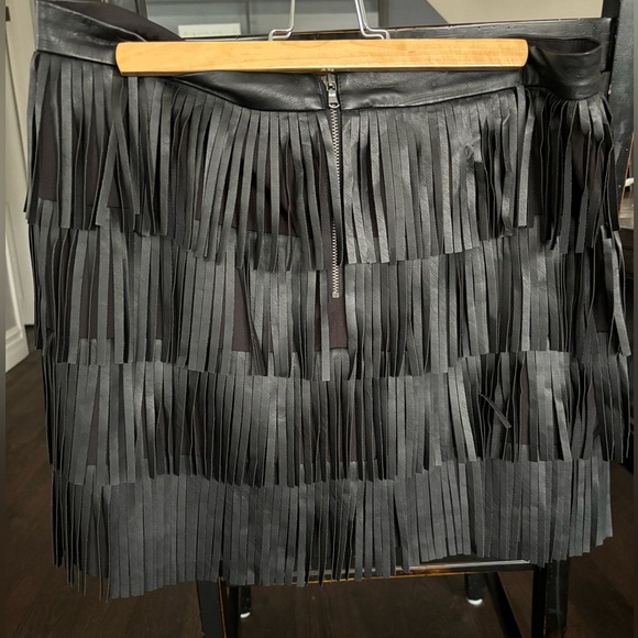 Club Monaco women’s size 12 US black faux leather fringe mini skirt - Picture 2 of 2